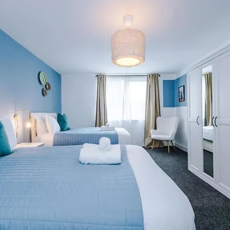 Luxurious 1-bedroom Apartment, Sleeps 4, Free Parking Apartament *