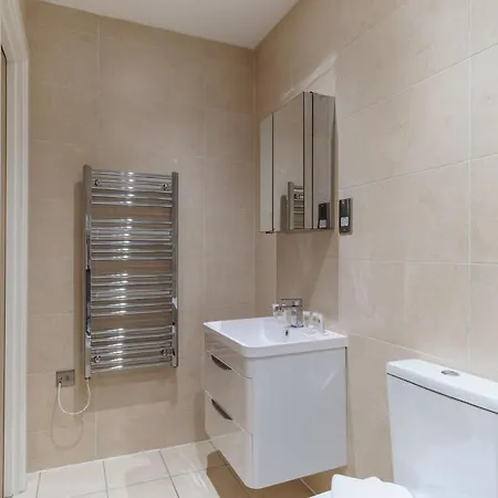 Spacious 2 Bed In Centre 아파트 *