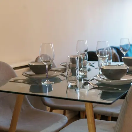 Spacious 2 Bed In Centre 아파트