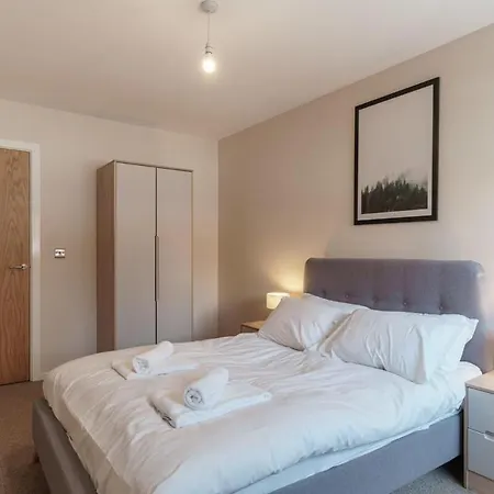 Spacious 2 Bed In Centre 아파트 *