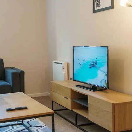 Spacious 2 Bed In Centre アパート