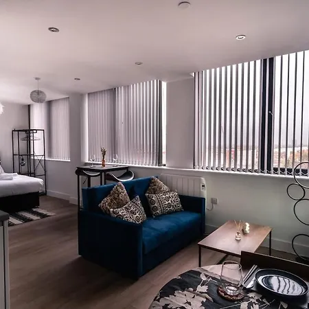 Zeni, Alexandra Rise Fab Apartmán