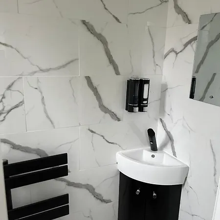 Dynasty - Alison Kelly Close Appartement Manchester