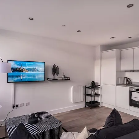 Stayzeni, Alexandra Rise Sleek 1 Bed Apartment *