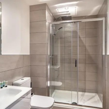 Stayzeni, Alexandra Rise Sleek 1 Bed Apartment