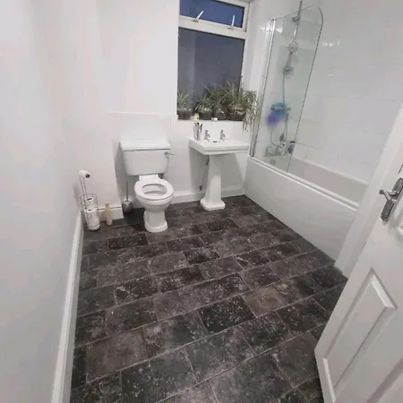 Double With Shared Bathroom In Salford 招待所