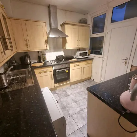 Double With Shared Bathroom In Salford 招待所