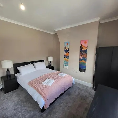 4 Bedroom House, 8 Min To City! Apartment *