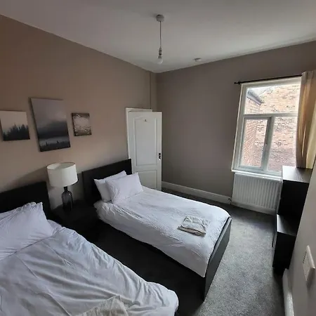 Apartment 4 Bedroom House, 8 Min To City! *