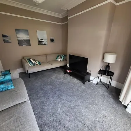 Apartment 4 Bedroom House, 8 Min To City!