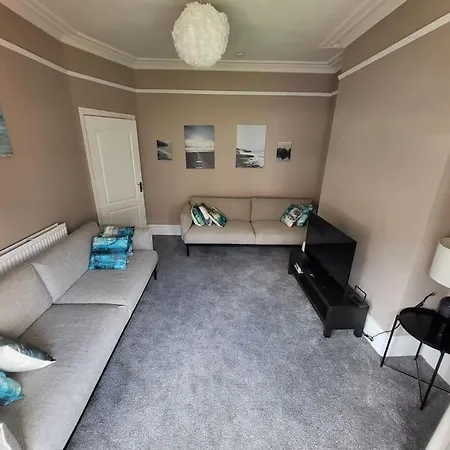 4 Bedroom House, 8 Min To City! Apartment *