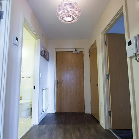2 Bed - Free Parking - Close To Centre *