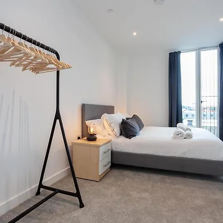 Апартаменты Spacious 2 Bed In