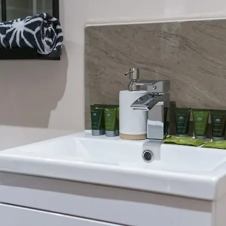 Апартаменты Fantastic 1 Bed - Sleeps 3 *