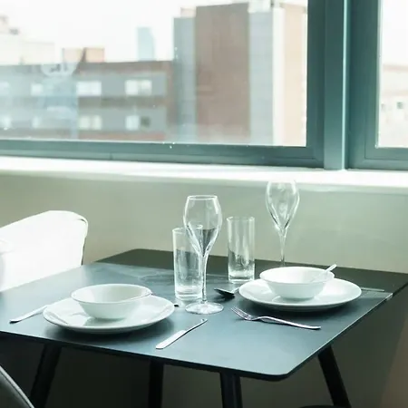 Modern Near Old Trafford Apartment