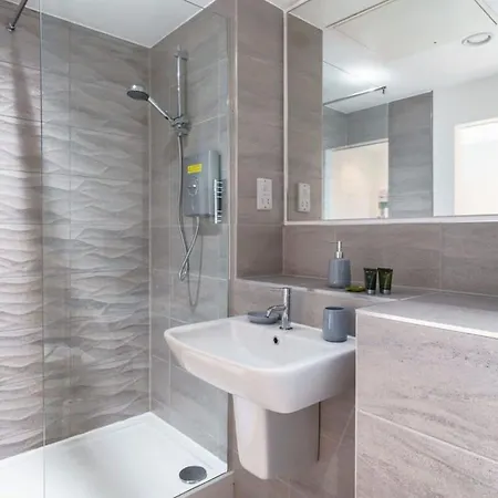 Modern Near Old Trafford Apartment