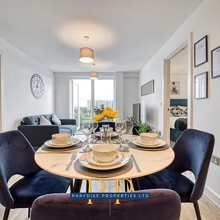 The Middlewood Plaza - By Parydise - Business Or Leisure Stays, Location, Sleeps 4, Salford アパート マンチェスター