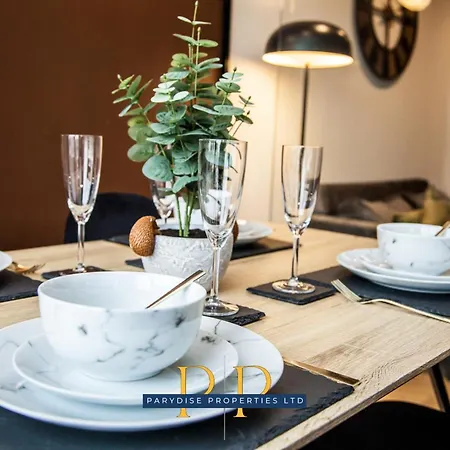 Manchester Skyview Suite - Luxury & Modern 1-Br Urban Stay By Parydise Properties
