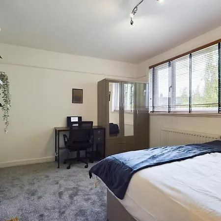 3 Bed In With Parking * Manchester