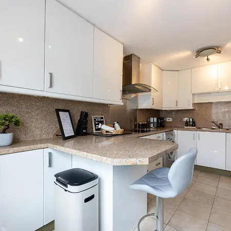 Long Term Bookings With Driveway - Sleeps 14