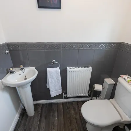 Apartamento Comfy House - Sleeps 14 - 14 Min To Centre Mánchester