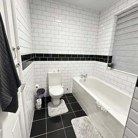 Lovely 5br In Manchester. Close To The شقة مانشستر