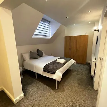 Lovely 5br In Manchester. Close To The شقة مانشستر