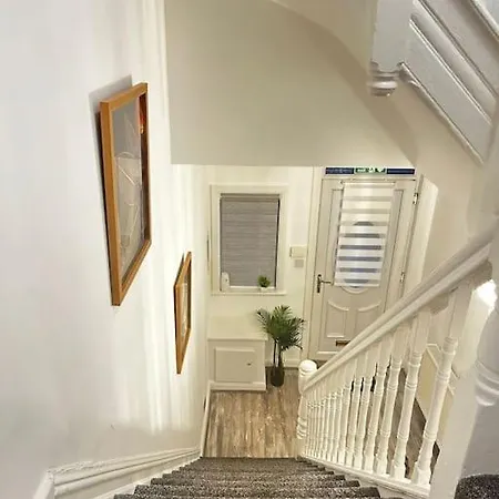 Lovely 5br In Manchester. Close To The شقة *