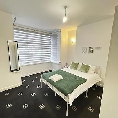 Lovely 5br In Manchester. Close To The شقة