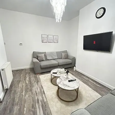 Lovely 5br In Manchester. Close To The شقة مانشستر