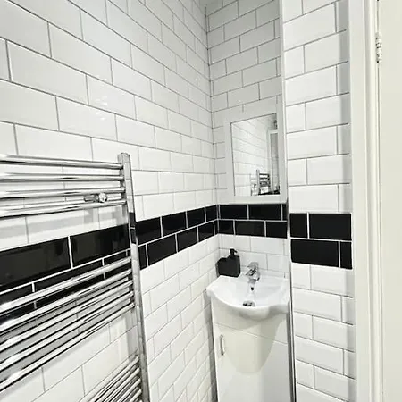 Lovely 5br In Manchester. Close To The 아파트 *