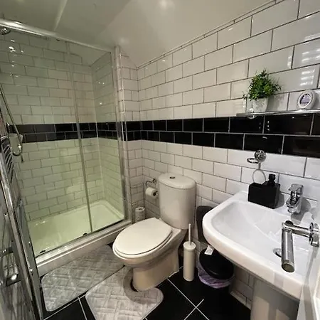 Lovely 5br In Manchester. Close To The * مانشستر