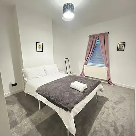 Lovely 5br In Manchester. Close To The شقة مانشستر
