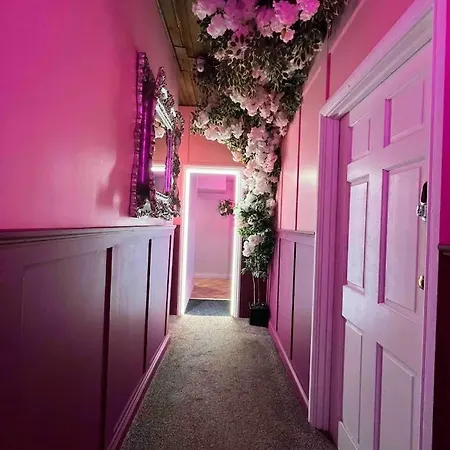 Aparthotel Manchester's Only Private Party For 12 With Makeup 4*