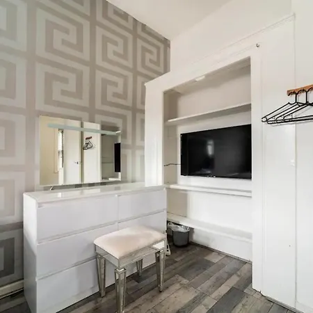 3 Bedroom House With Modern Interior, Close To The Etihad Stadium Manchester