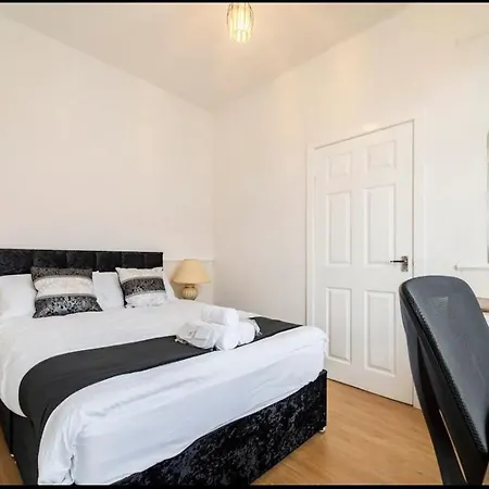 Apartment 3 Bedroom House With Modern Interior, Close To The Etihad Stadium