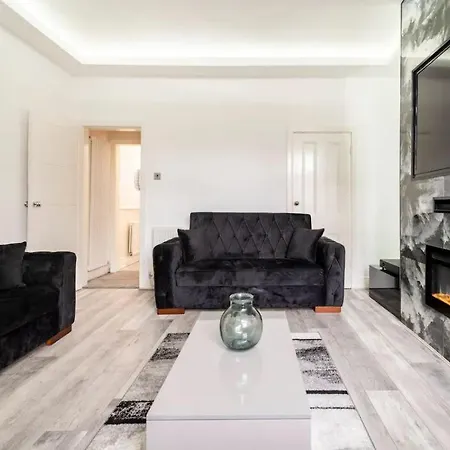 3 Bedroom House With Modern Interior, Close To The Etihad Stadium Manchester