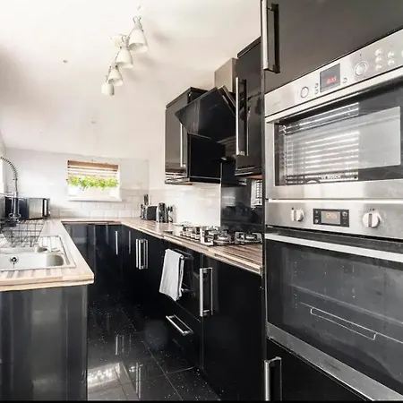 Apartment 3 Bedroom House With Modern Interior, Close To The Etihad Stadium *