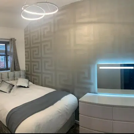 Apartment 3 Bedroom House With Modern Interior, Close To The Etihad Stadium *