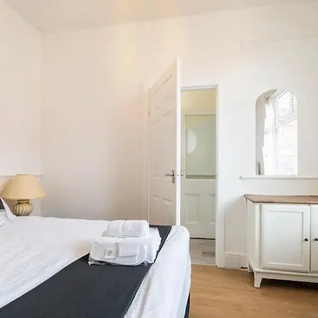 3 Bedroom House With Modern Interior, Close To The Etihad Stadium