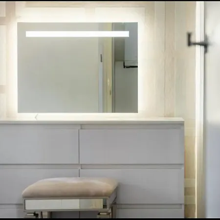 Apartment 3 Bedroom House With Modern Interior, Close To The Etihad Stadium *