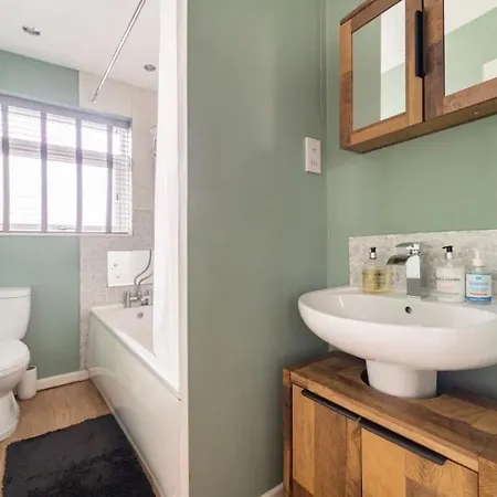 3 Bedroom House With Modern Interior, Close To The Etihad Stadium