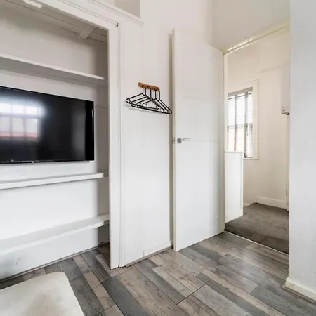 3 Bedroom House With Modern Interior, Close To The Etihad Stadium