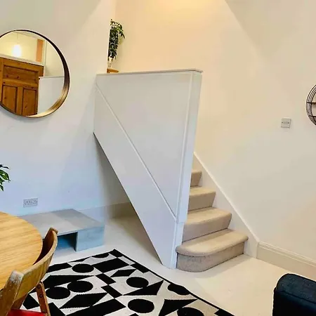 Stylish House & Garden On Quiet Road. Easy Free Parking. Manchester