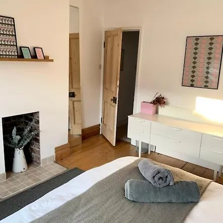 Apartment Stylish House & Garden On Quiet Road. Easy Free Parking.