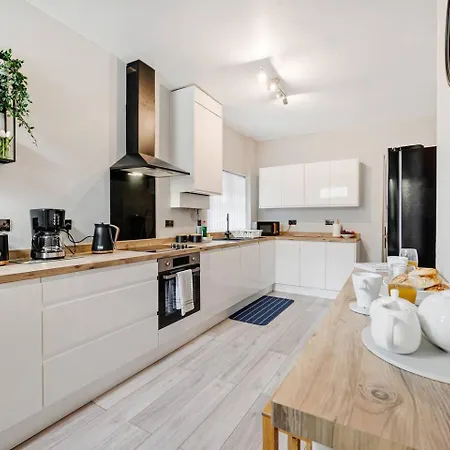 Pass The Keys Urban Oasis - Spacious 4 Bedroom House Close To