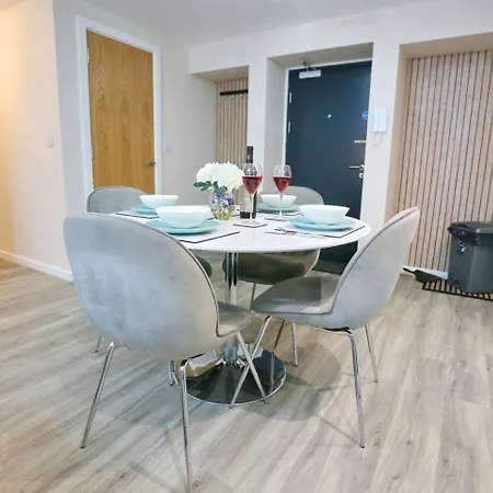 Апартаменты Pass The Keys New Build With Free Parking 1 Mile From Center *