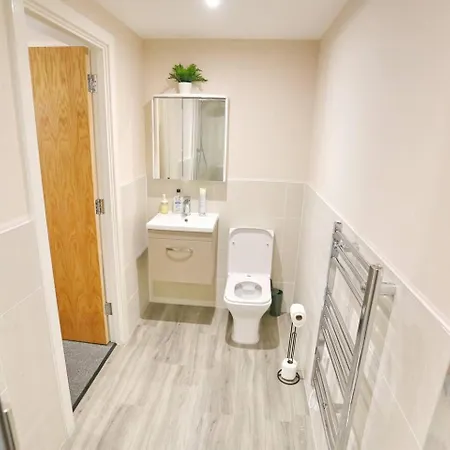 Апартаменты Pass The Keys New Build With Free Parking 1 Mile From Center