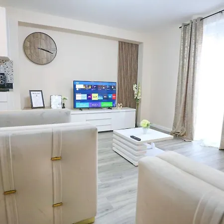 Апартаменты Pass The Keys New Build With Free Parking 1 Mile From Center