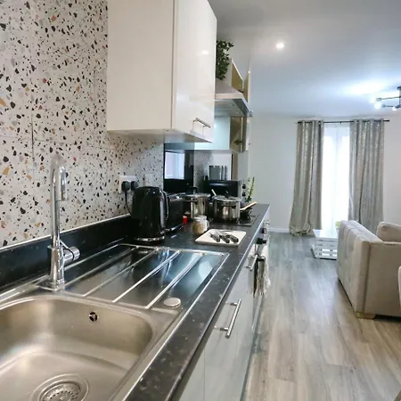 Pass The Keys New Build With Free Parking 1 Mile From Center Манчестер